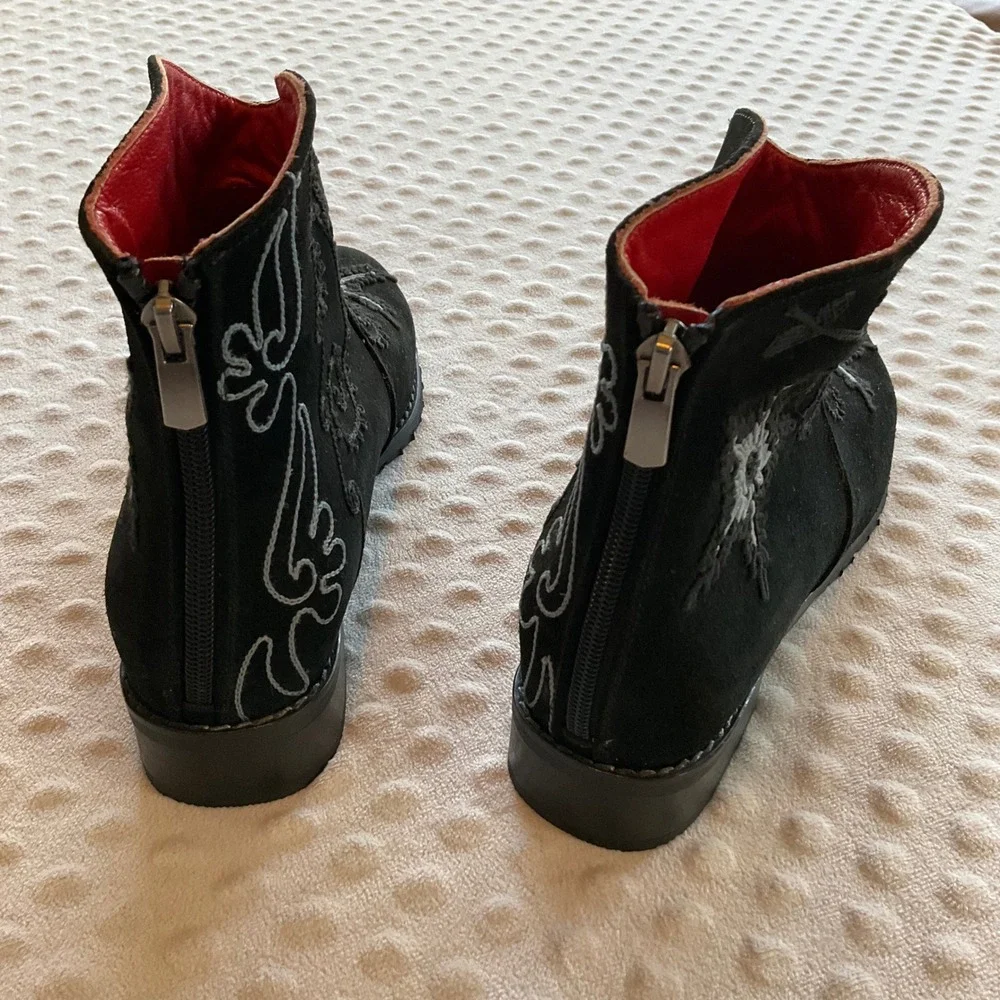 Artemis Design Co Ankle Boots Size 38 Women Black Suede Embroidered Red Lining‎